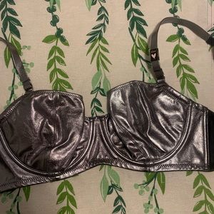 NWT Victoria’s Secret Dream Angels Pushup Without Padding Silver Bra 32dd